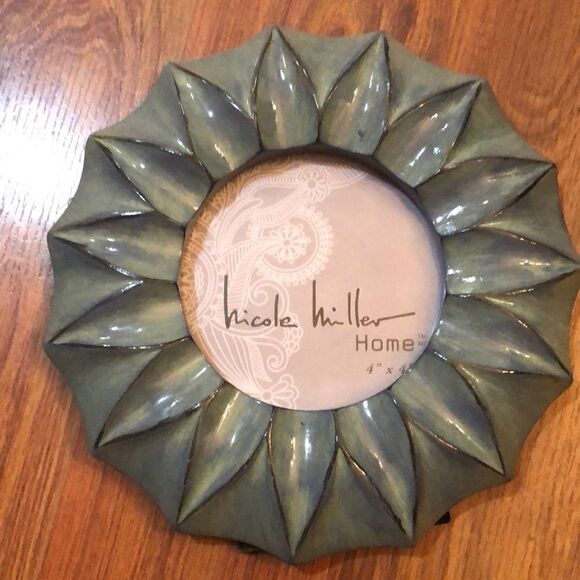New 🍏 Nicole Miller round picture frame - Picture 1 of 7
